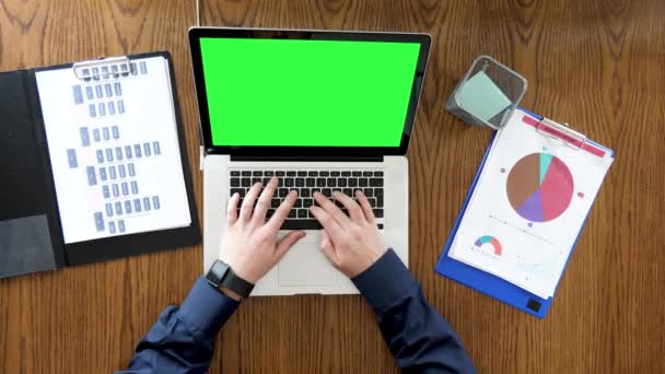 Empresário mãos rolagem e digitação em um laptop com tela verde croma — Vídeo de Stock