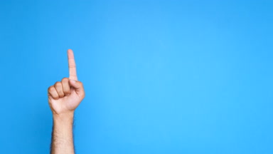 Yavaş yavaş yükselen ve yukarı dönük erkek el