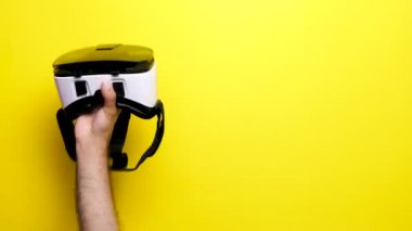 Adam el holding ve yükselen bir Vr kulaklık