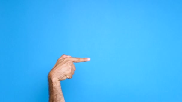 Mão masculina sobre um fundo azul apontando — Vídeo de Stock