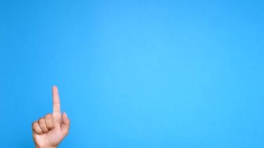 Mavi ekranda kadar yükselen ve birçok kez işaret eden adam el