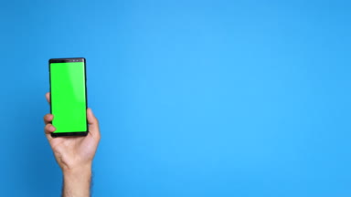 Adam elini ve bir smartphone ile mavi ekran tutan Yükseliyor