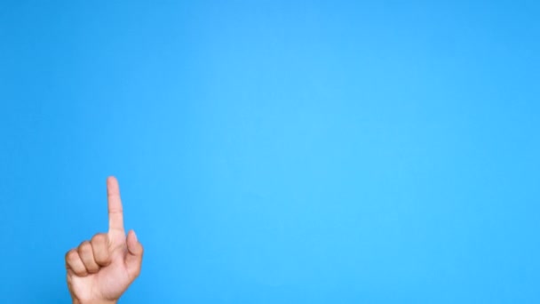 Main de l'homme se levant sur l'écran bleu et pointant vers le haut plusieurs fois 