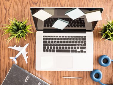 İşadamı dizüstü üstten görünüm