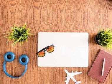 Gezgin işadamı kavramı görüntü ahşap masa 