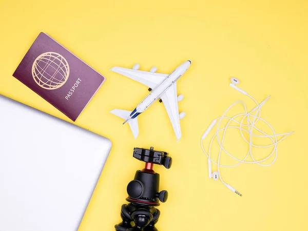 Flat lay acessórios do viajante no fundo amarelo — Fotografia de Stock