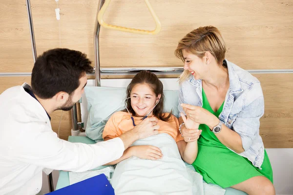 Médico revisando su corazón paciente —  Fotos de Stock