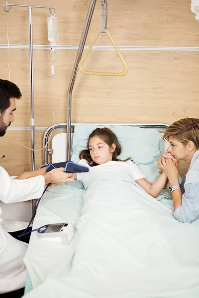 Läkare tar arteriell spänning av sin patient — Stockfoto