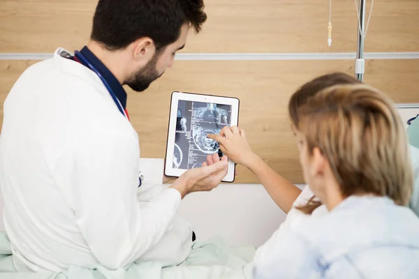 Docteur montrant la radiographie à sa patiente — Photo