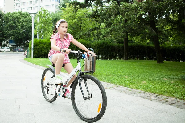 Meisje paardrijden haar fiets in het park — Stockfoto