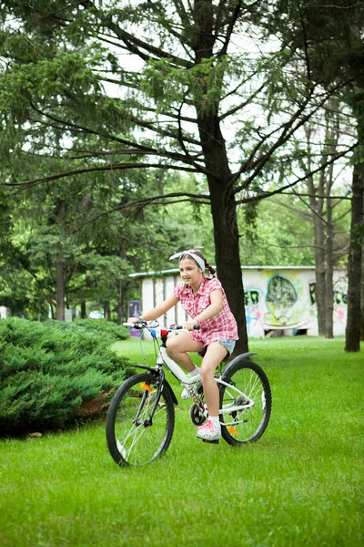 Chica sintiéndose bien mientras monta su bicicleta — Foto de Stock