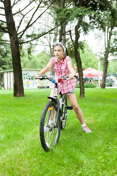 Kız parkta onun bisiklet sürme 