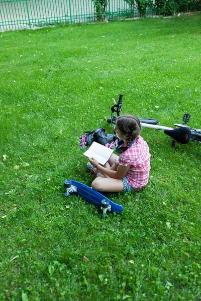Девушка читает хорошую книгу — стоковое фото