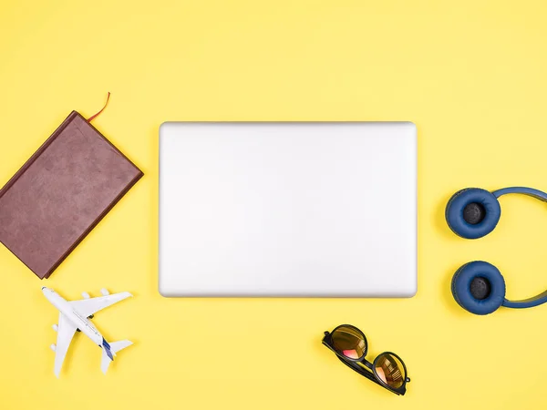 Viajante empresário vista superior imagem conceito mesa amarela — Fotografia de Stock
