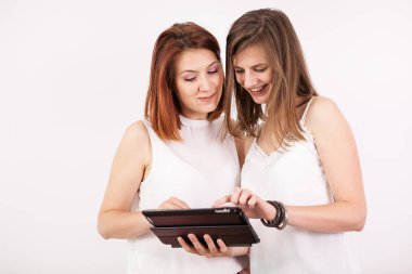Tablet Pc tutan iki güzel kadın portresi