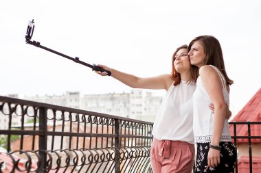 Bir selfie alarak mutlu ve pozitif arkadaşlar