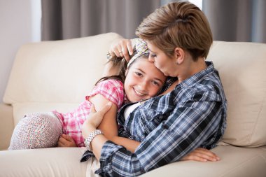 Birbirlerine silah tutan mutlu anne ve çocuk kızı