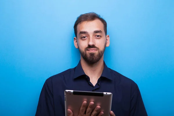 Jonge man met een digitale Pc in zijn handen — Stockfoto