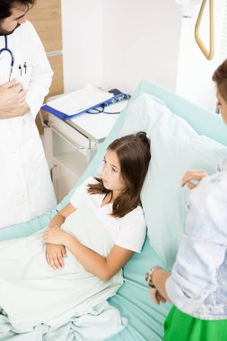 Doktor ziyaret hasta kız 