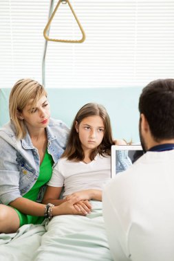 Doktor onun tablet PC'de xray kontrol 