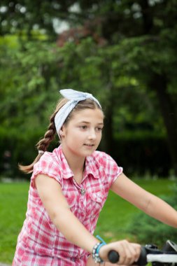 Kız parkta onun bisiklet sürme 