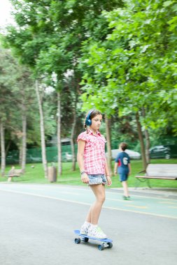 Having oyunculuk ile onun paten parkta kız 