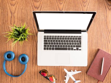 Gezgin işadamı kavramı görüntü ahşap masa 