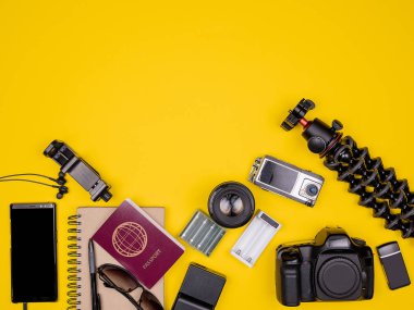 Üstten görünüm düz gezgin blogger kiti yatıyordu