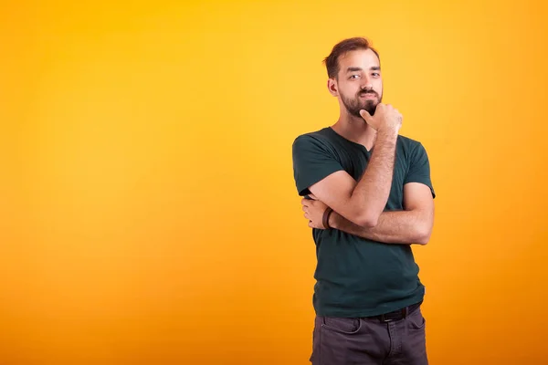 Ernstige handsmone man poseren in studio — Stockfoto