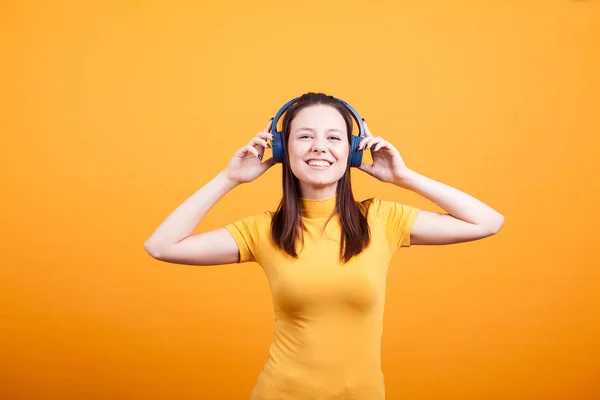 Bela jovem mulher ouvindo música — Fotografia de Stock