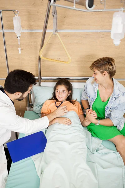 Médico revisando su corazón paciente —  Fotos de Stock