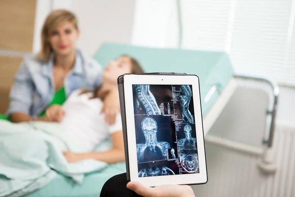 Medico leggendo il risultato della radiografia sul suo tablet pc — Foto Stock
