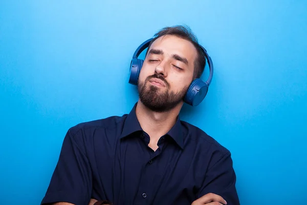 Joven escuchando música a través de auriculares —  Fotos de Stock