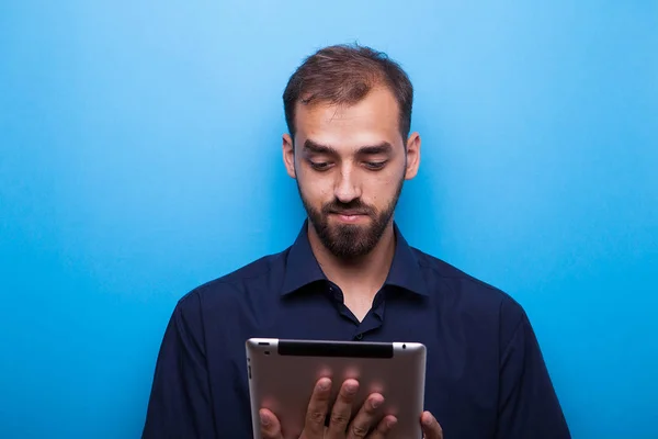 Jovem bonito atraente homem sentindo-se bem com sua tecnologia — Fotografia de Stock