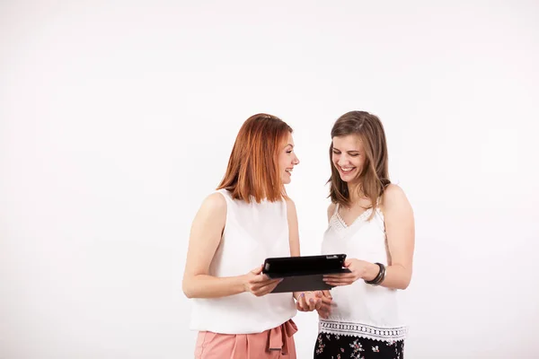 Heureux amis féminins regardant une tablette PC — Photo