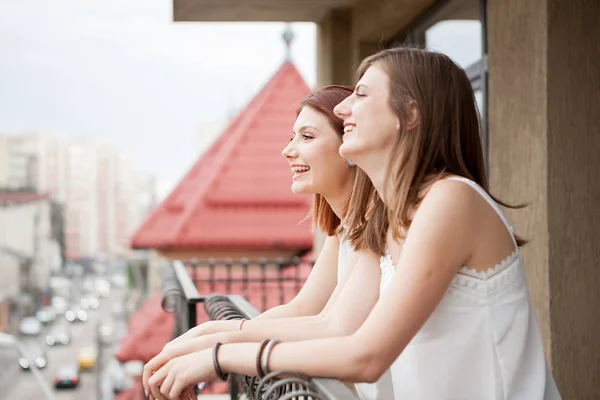 两个女朋友在阳台上聊天和大笑 — 图库照片