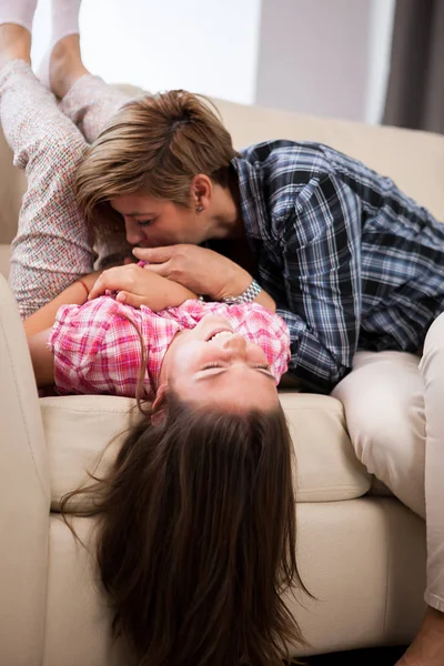 Ritratto di giovane bella madre con la figlia adolescente — Foto Stock