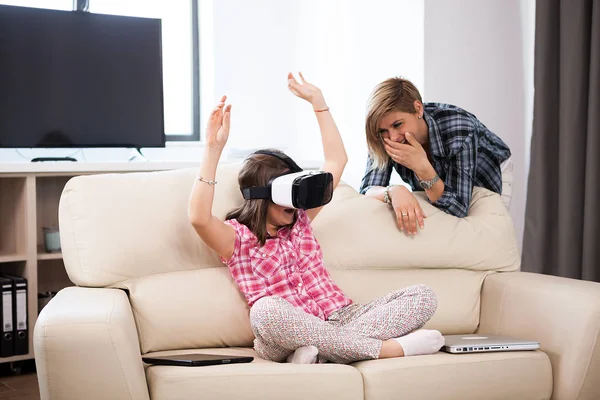 Šťastné dítě nošení virtuální realita headset a hraje hry — Stock fotografie