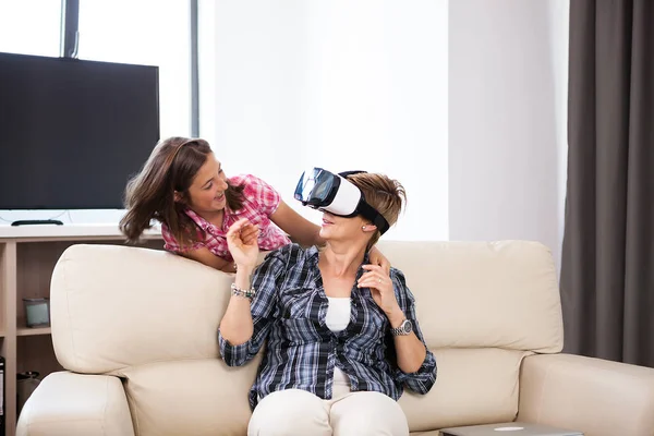 Žena nosí virtuální realita Vr headset na hlavu — Stock fotografie