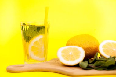 Organik meyve yapılmış limonata