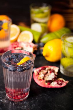 Doğal detoks suyu organik meyve yapılmış