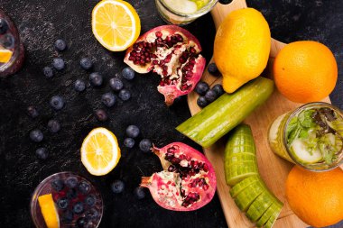 Çilek, nar, salatalık ve limon üstten görünüm