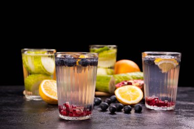 Sağlıklı ev yapımı vitaminli su meyve ve sebze