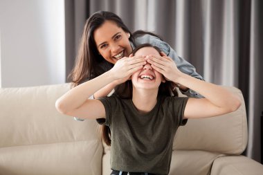 İki kız arkadaşım gizle oynuyorsunuz ve aramak