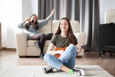 Mutlu genç kız oturma odasında eğleniyor