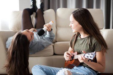 İki kız kardeş yalnız evde eğlenmek ve oyun