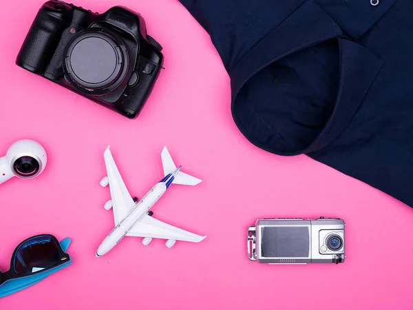 Flache Lageansicht von Reisefotografen-Accessoires auf rosa Hintergrund — Stockfoto