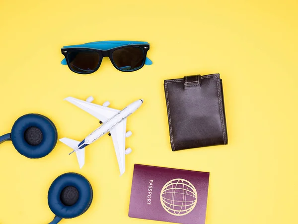 Accesorios de viaje planas sobre fondo amarillo — Foto de Stock