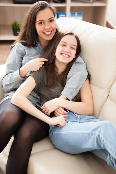 La vieille soeur câline la plus jeune — Photo