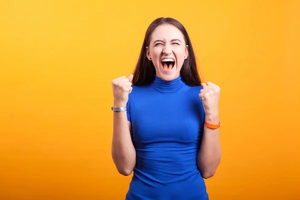 Mujer enojada gritando en el estudio — Foto de Stock